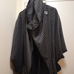 Black and grau swirl coat.